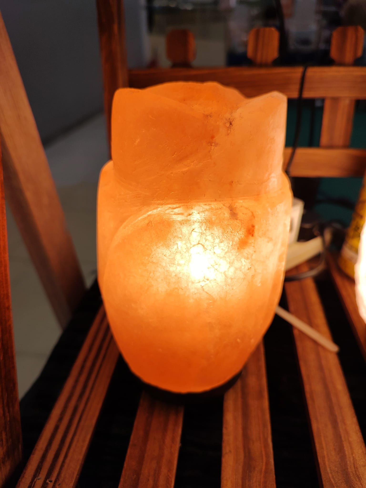 岩鹽燈不但用作保健養生，而且外觀漂亮艷麗，可當作普通燈飾佈置家具