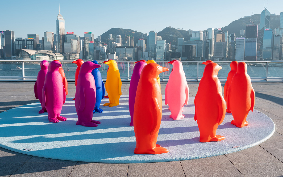 色彩繽紛的萌呆企鵝小隊，佇立於海港城觀景台，參觀者可跟牠們來個近距離互動（圖片來源：海港城網站）