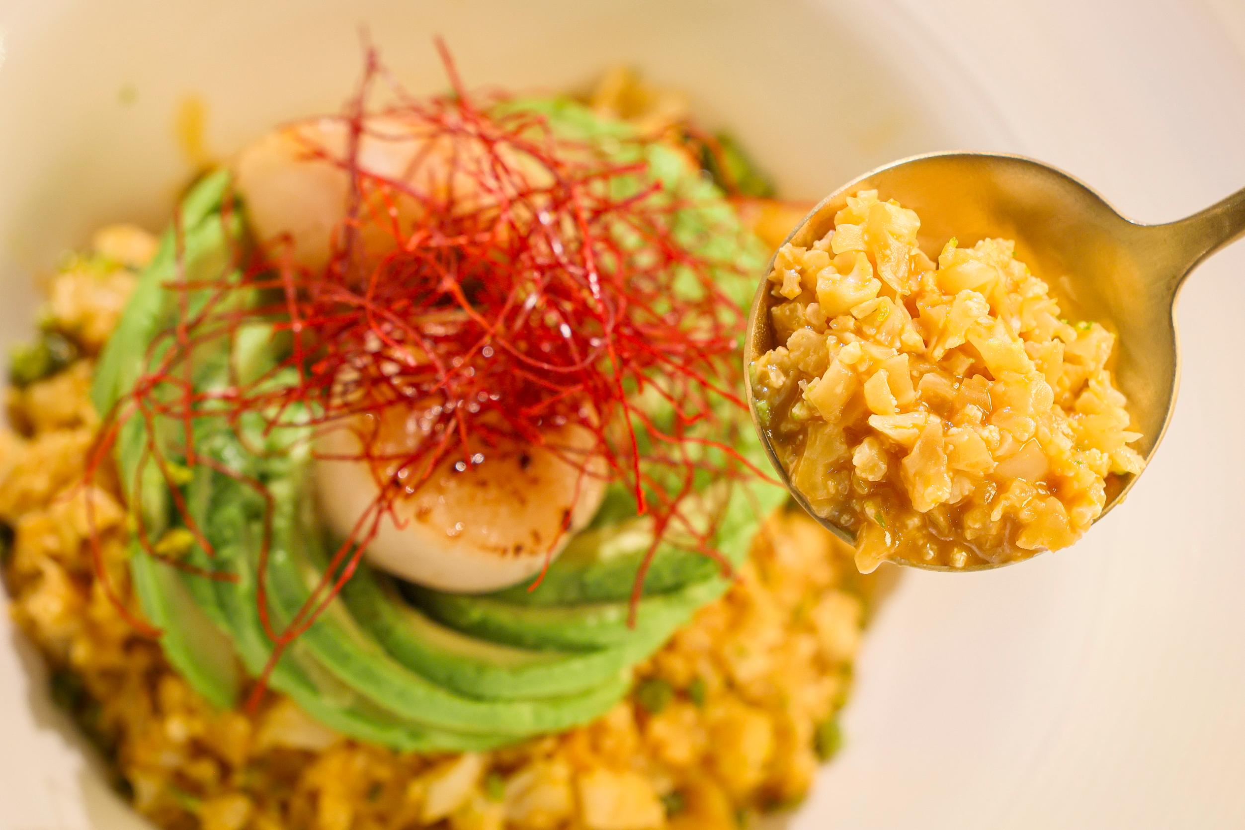 「香煎日本刺身級帶子龍蝦汁牛油果椰菜花飯」