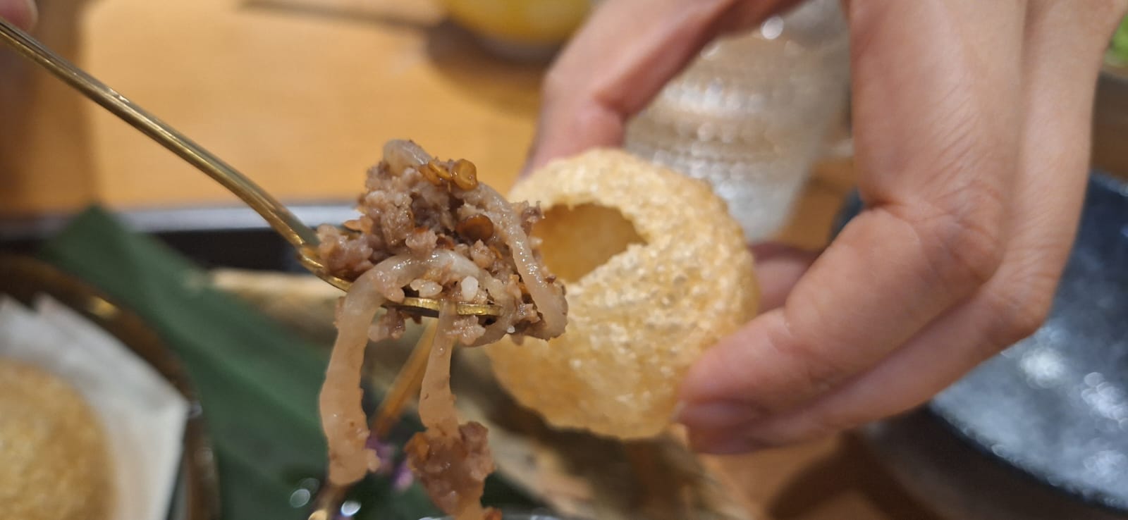 辣炒A5和牛碎配脆脆要敲碎Pani Puri，再放入和牛碎，加添玩味