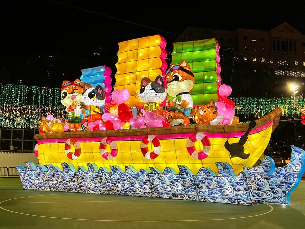 康文署吉祥物「活力仔」及「思文喵」為主題創作的七米高大型綵燈《雙星伴月慶團圓》（圖片來源：康文署官網）