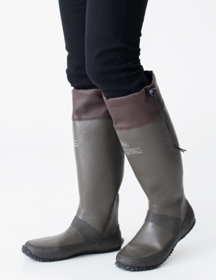 KIU的及膝雨靴是長期熱銷產品 圖片：KIU官網