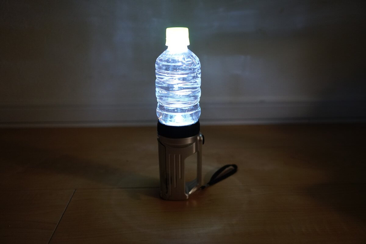 日本方面有很多防災小知識，原來用水樽就可散射電筒的光源，照亮全屋。 圖片：警視庁警備部災害対策課Twitter