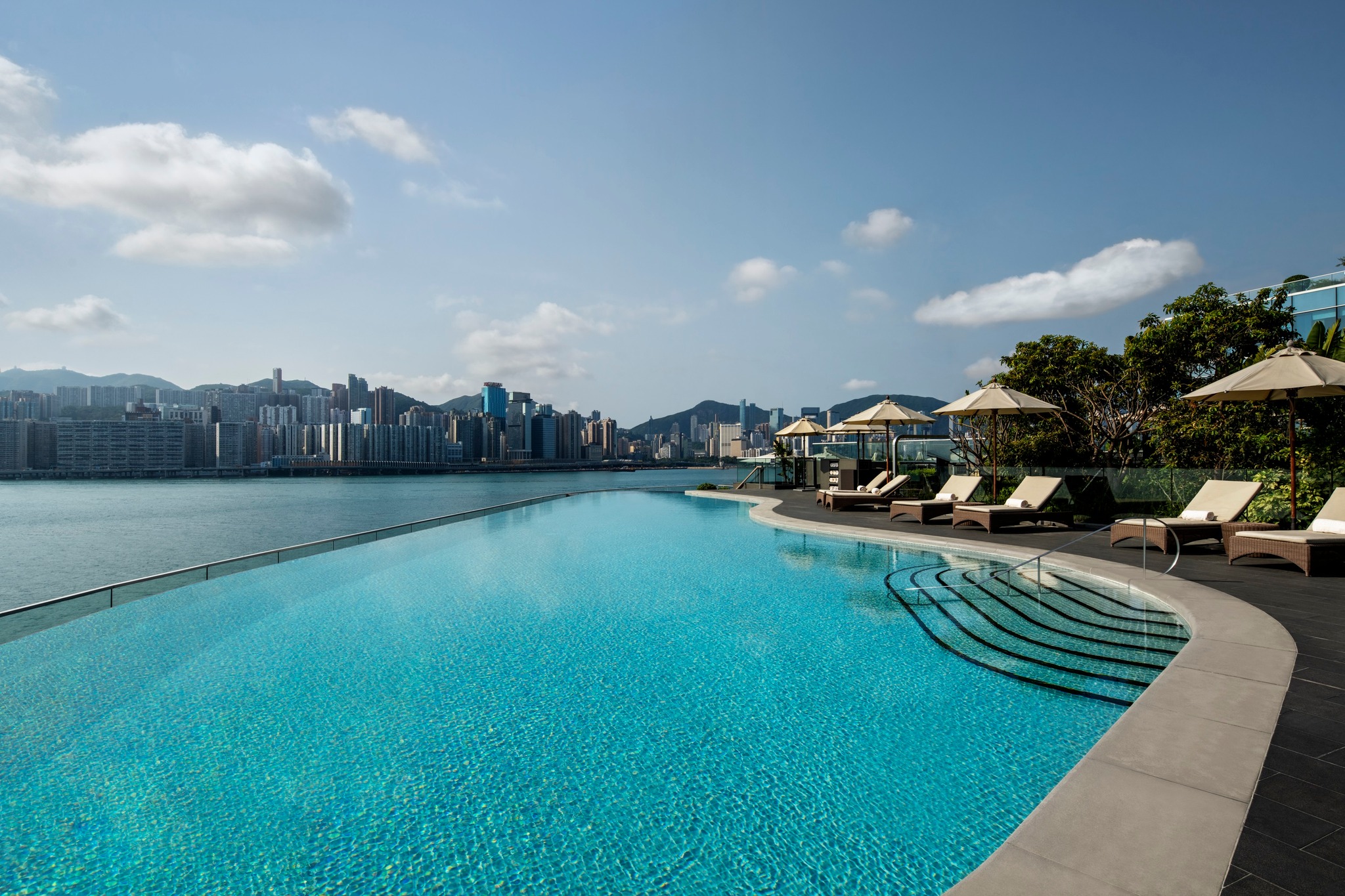嘉里酒店的無邊際泳池，可以飽覽維港美景（圖片來源：嘉里酒店FB）
