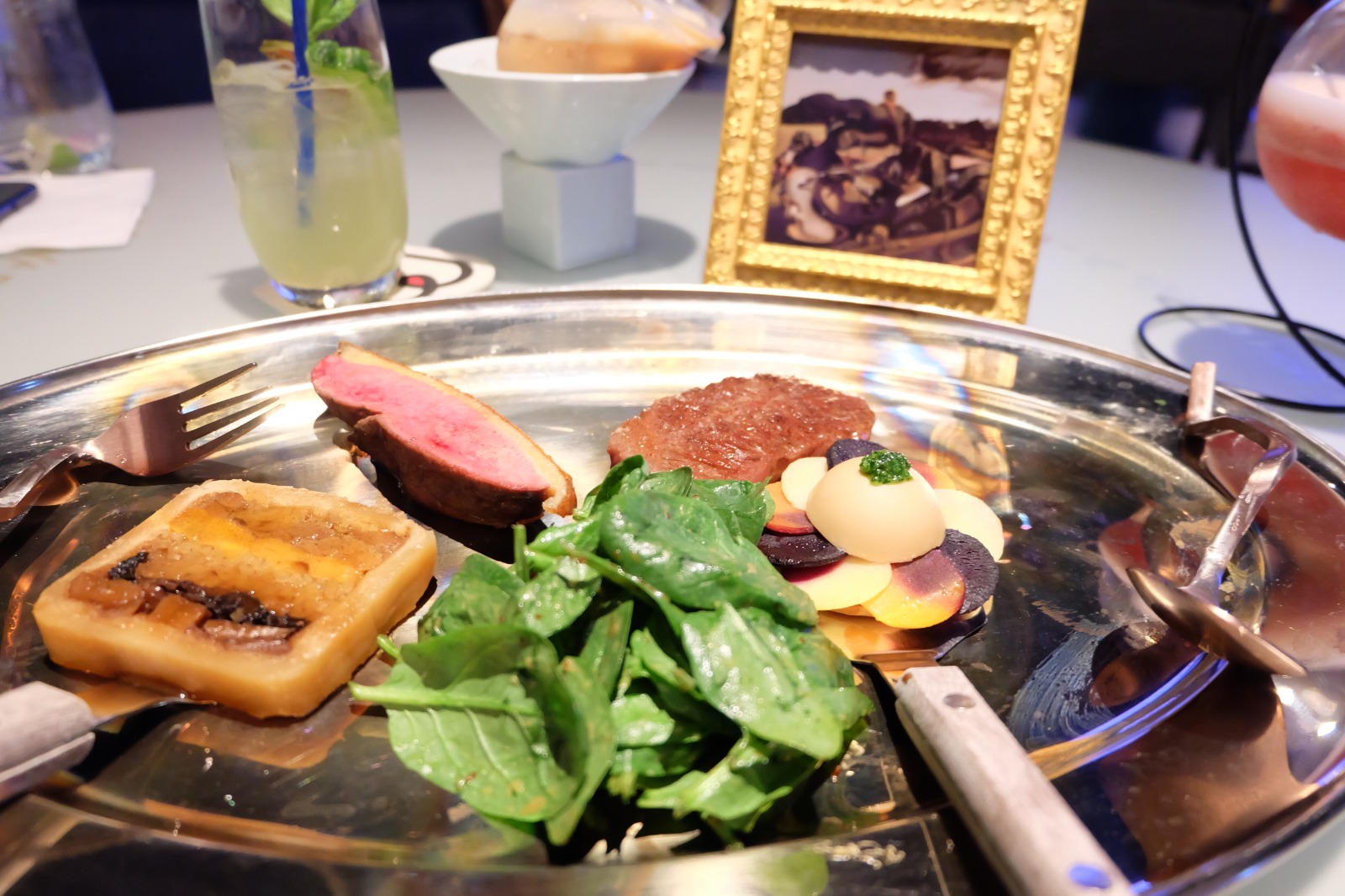 主菜《秋天食人主義》上桌的模樣，扭曲的餐具也是打卡重點