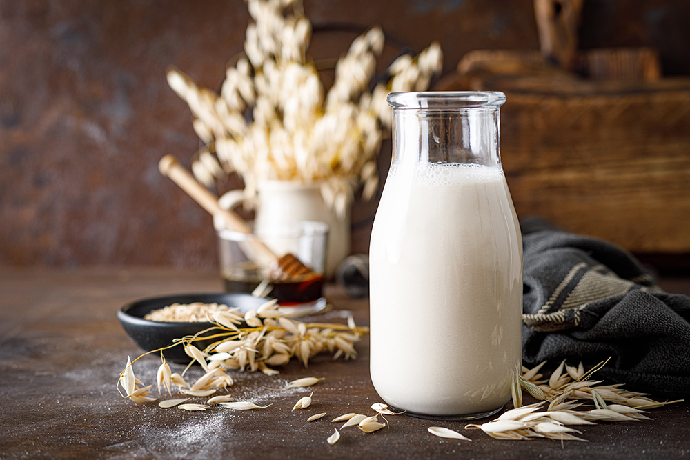 燕麥奶可以用來代替牛奶沖咖啡，但能替代口感卻不能替代其功能