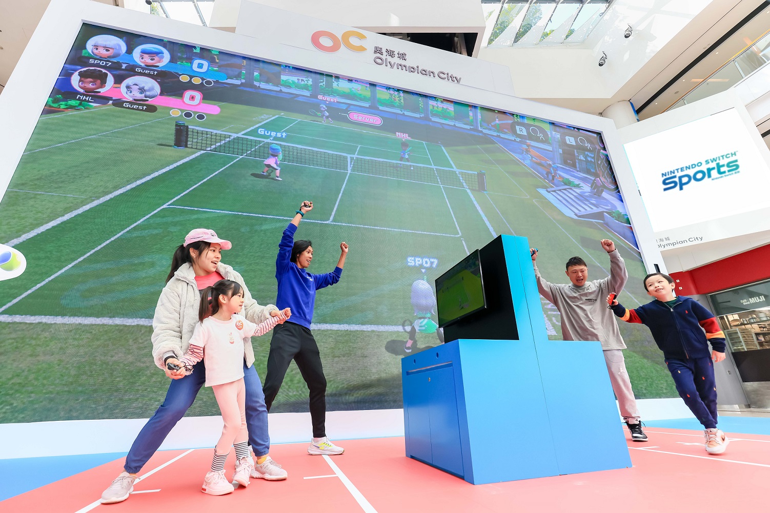 長跑運動員陳家豪、姚潔貞夫婦及前香港籃球代表香振強已帶同子女率先試玩