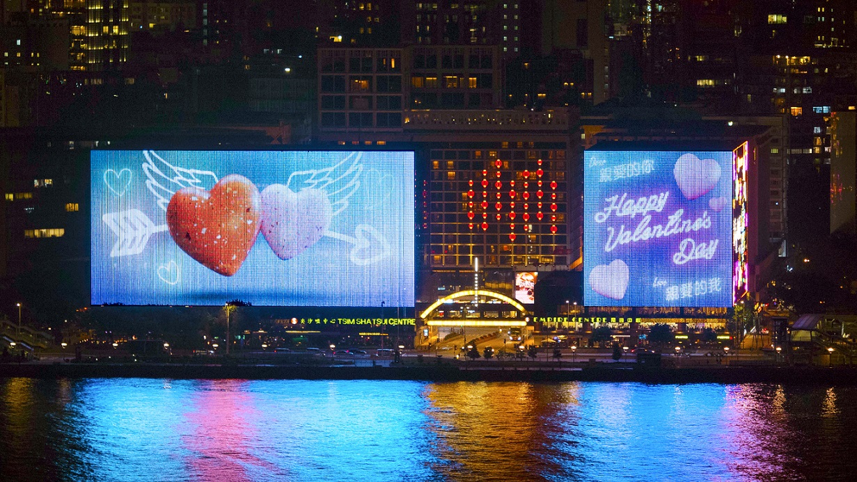 尖沙咀中心及帝國中心化身4,000平方米巨型示愛LED幕牆.jpg