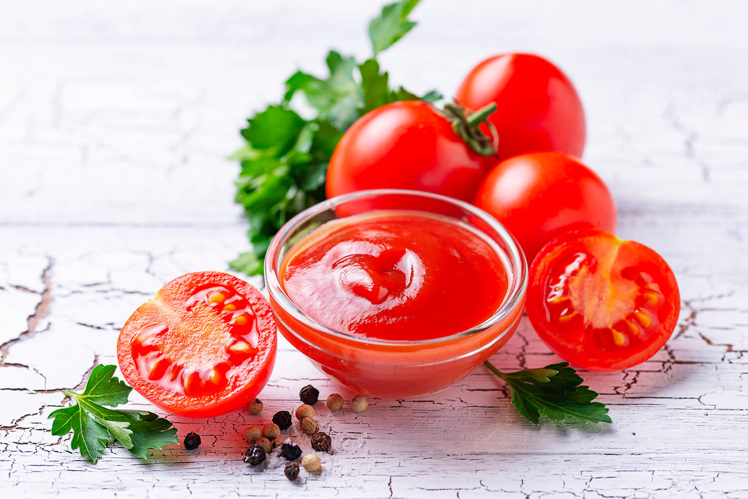 蕃茄醬酸性高，色素很容易殘留在牙齒